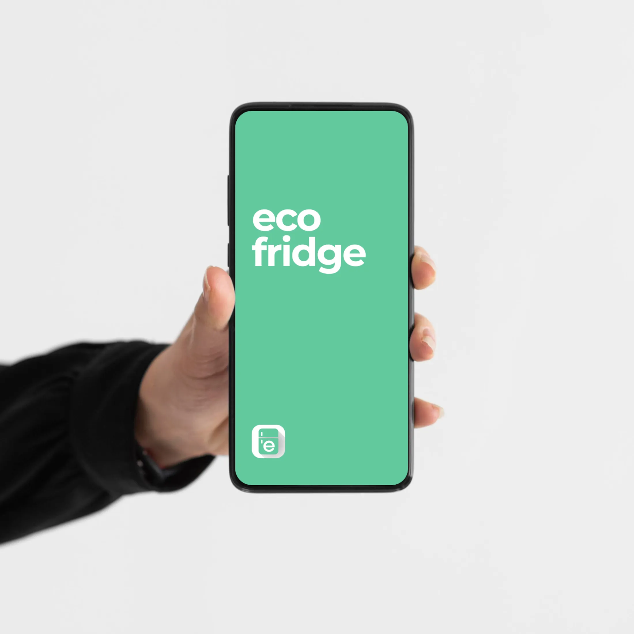 Une main tient un smartphone affichant l'application Eco Fridge